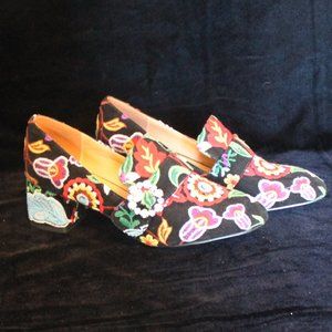 Floral embroidered loafer